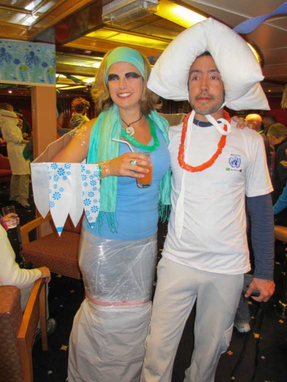 Uma sereia e um iceberg se encontram em festa da fantasia a bordo do Sea Spirit, a caminho da Antártida